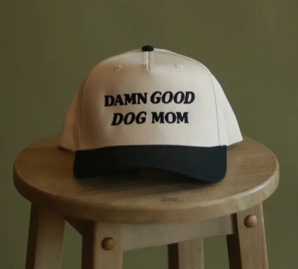 "damn good dog mom" Trucker Hat